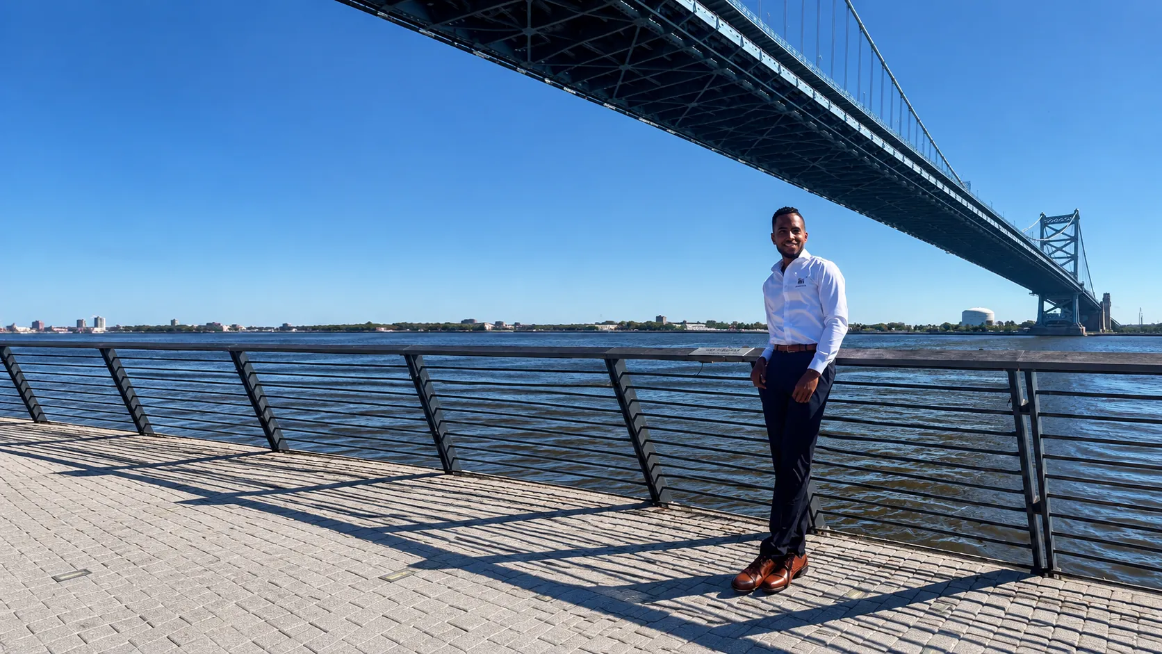 Luis Gálvez, consultor de negocios, junto a un puente sobre el río